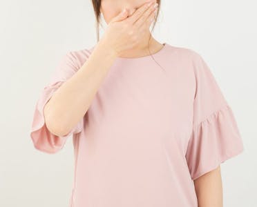 歯の黄ばみの原因は？日常生活で実践できる予防策と対処法を解説