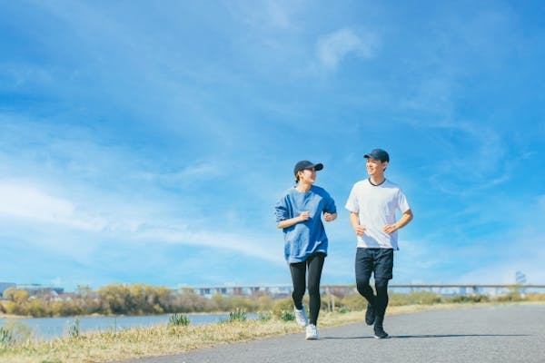 河川敷を楽しそうにジョギングする男女