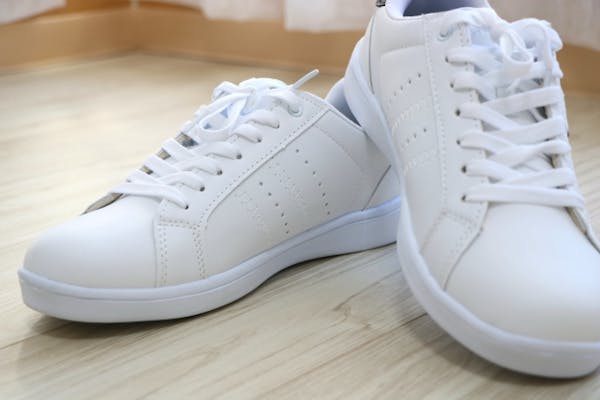 白い運動靴
