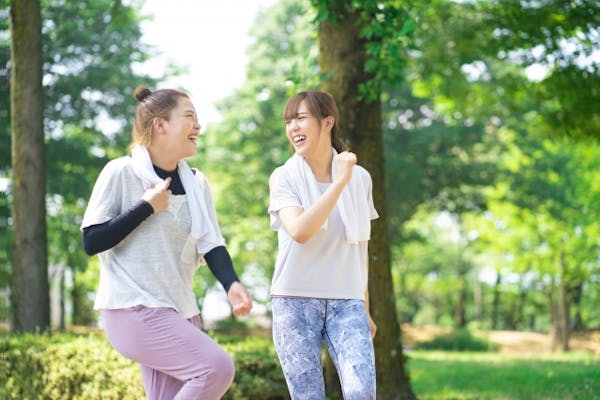 談笑しながらウォーキングする女性2人