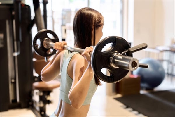 筋トレをしている女性