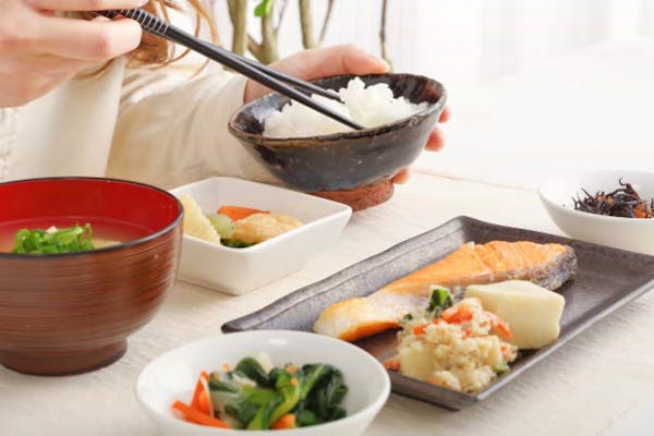 和食にて白米を食べているところ