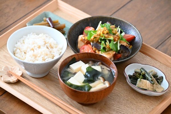 みそ汁と白米の和食