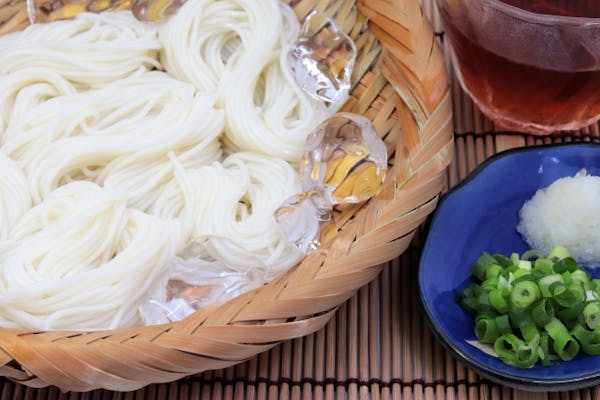 カゴに盛られたそうめん