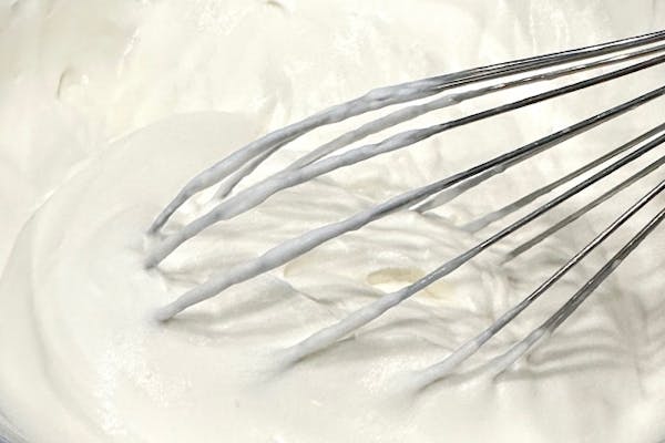 クリームを泡だて器で混ぜているところ