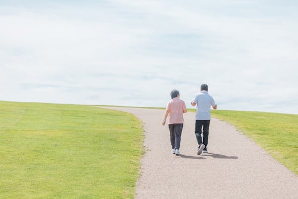 ウォーキングをする高齢夫婦の後ろ姿