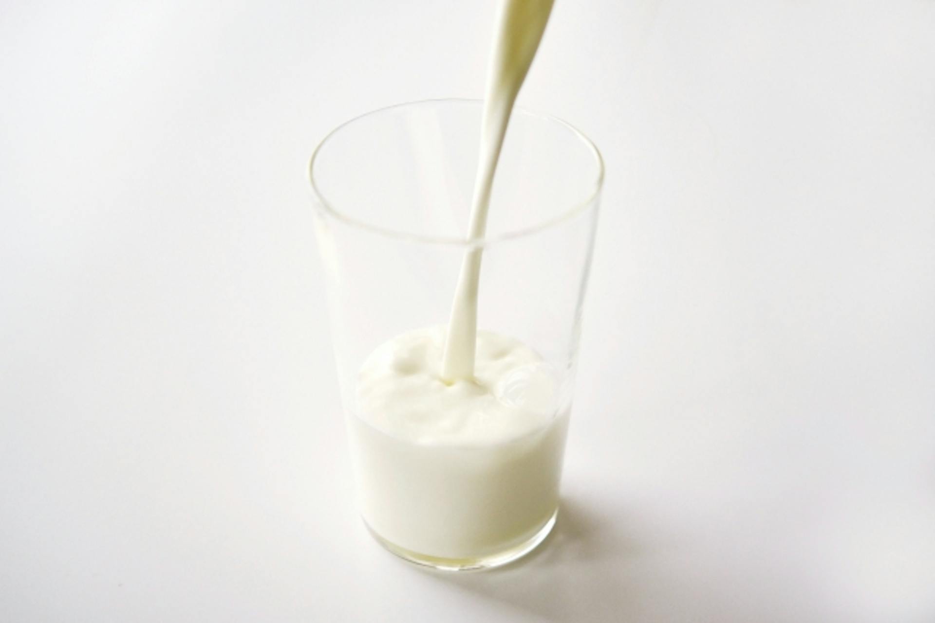 牛乳に豊富な栄養素とそのはたらきとは？摂取の際のポイントも解説のサムネイル