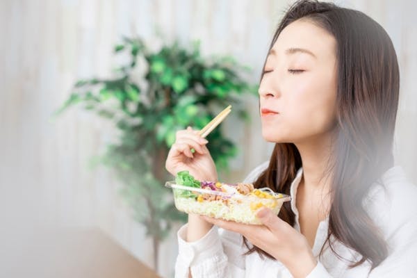 野菜サラダを食べている女性