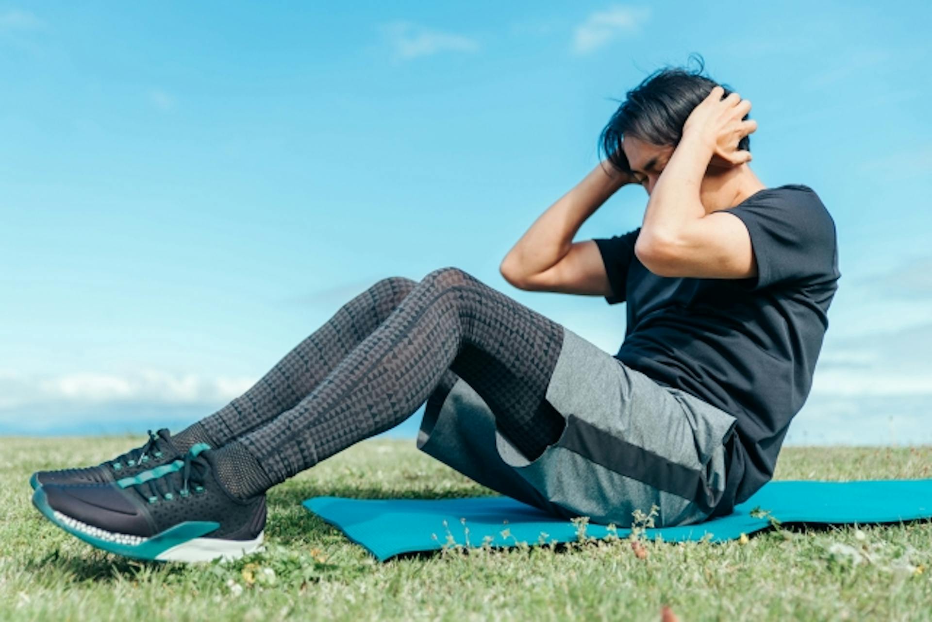 腹筋を鍛える筋トレ10選！引き締まった腹部を目指すポイントを解説のサムネイル