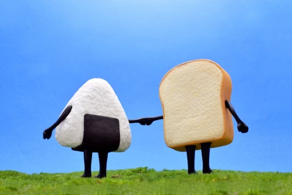食パンとおむすびのキャラクターが手をつないでいる画像
