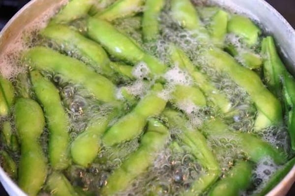 さや付きの枝豆をゆでているところ