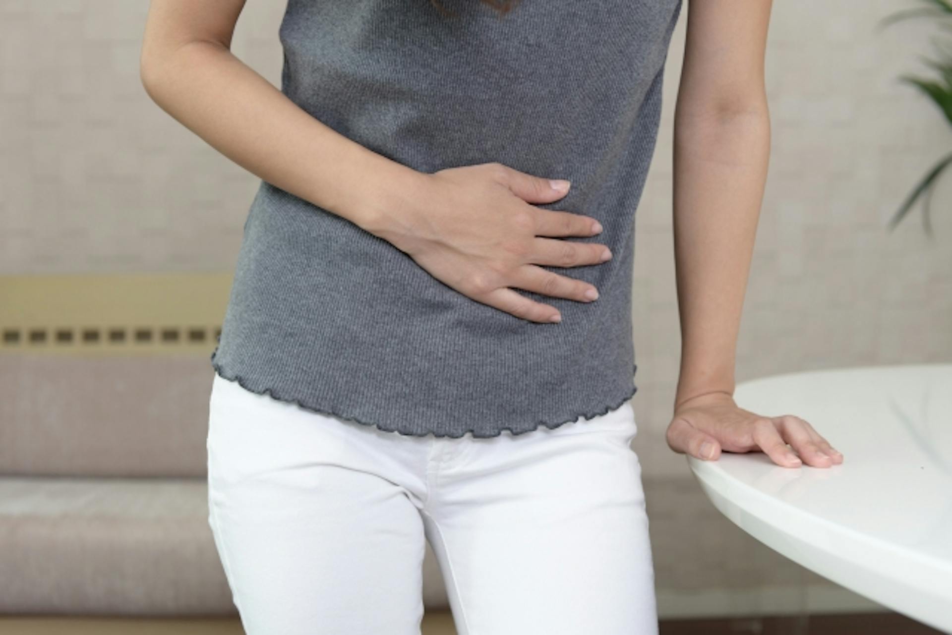 腹痛とは？症状や原因、病気との関係性や対処法を分かりやすく解説！のサムネイル