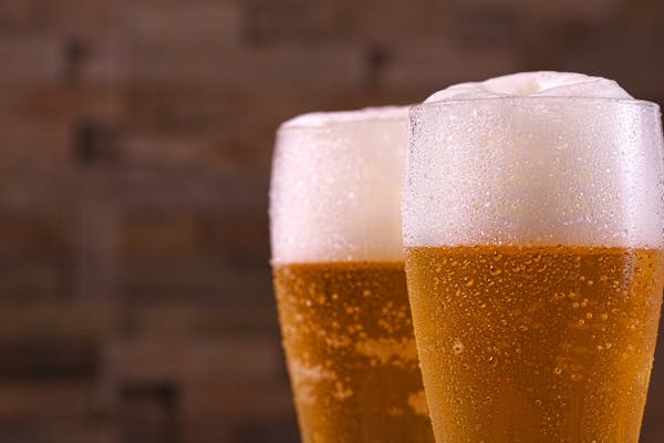 冷えたグラスに注がれたビール