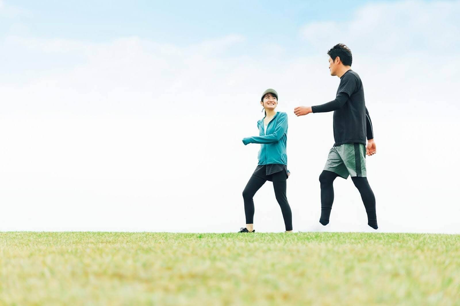 運動する男女