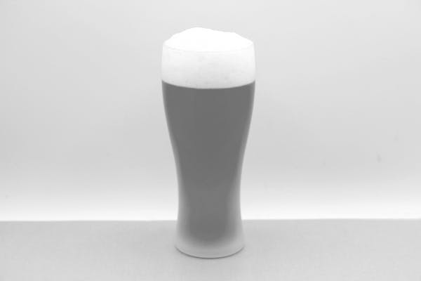 グラスに注がれたビールのモノクロ画像