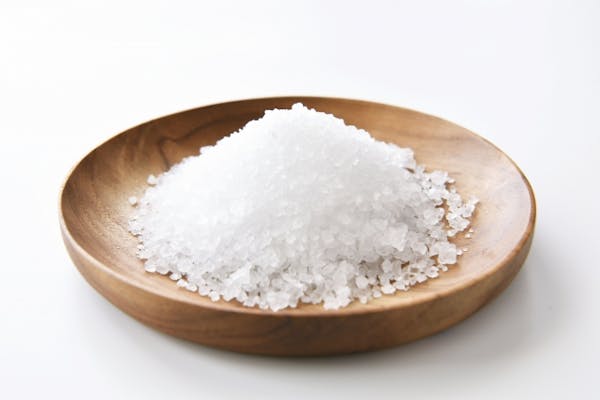 小皿に盛った塩