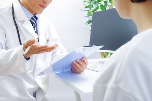 患者に説明する医師
