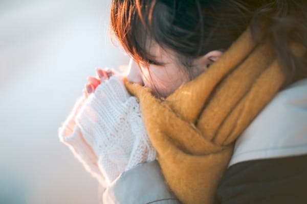 寒そうにしている女性