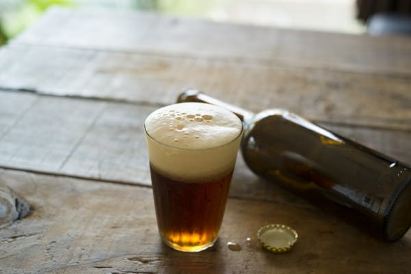 グラスに注がれたビールとビール瓶