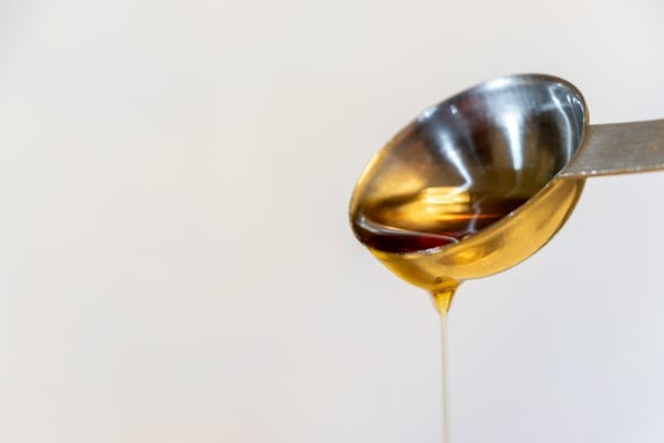 計量スプーンからたれる液体