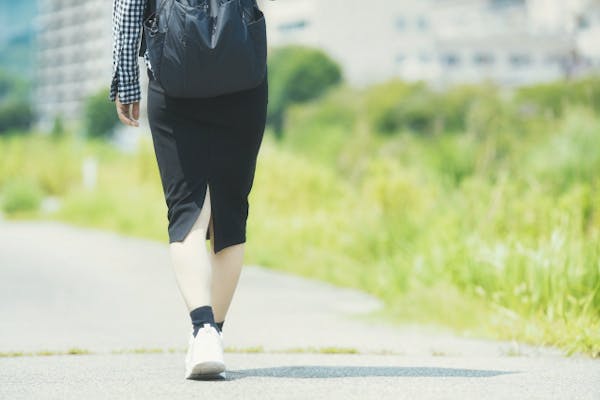 散歩する女性