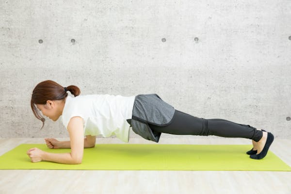 室内で運動する女性