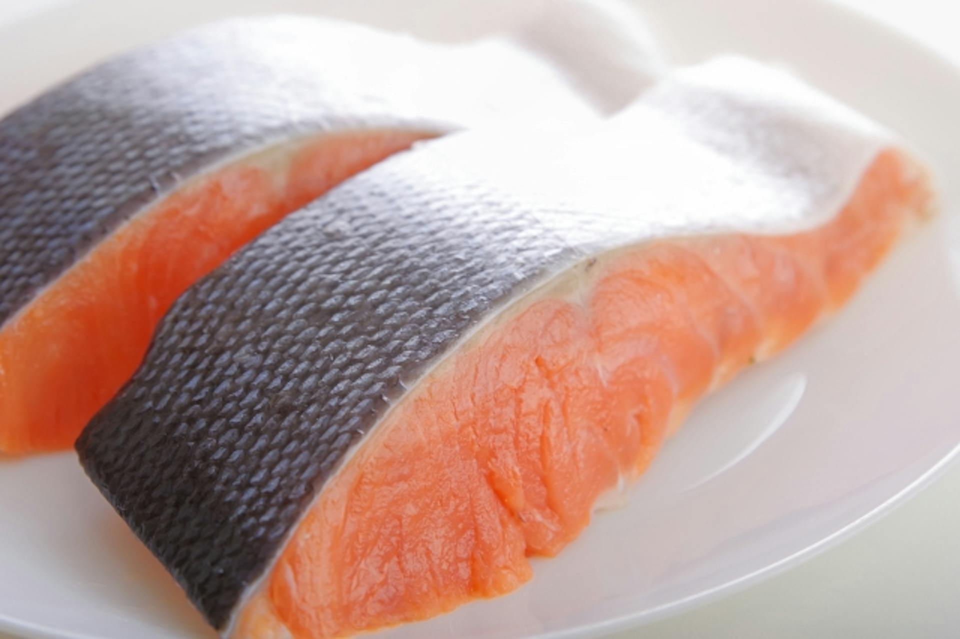 鮭(さけ)に含まれる栄養素とそのはたらきとは？選び方や食べ方も紹介のサムネイル