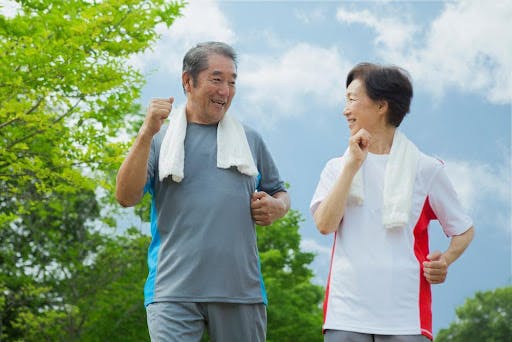 ウォーキングをする男性と女性