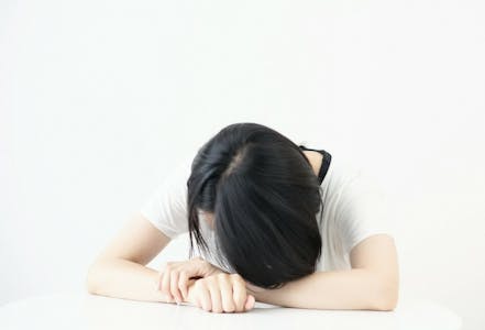 日中眠いのをどうにかしたい！原因や対策、快眠のポイントを解説