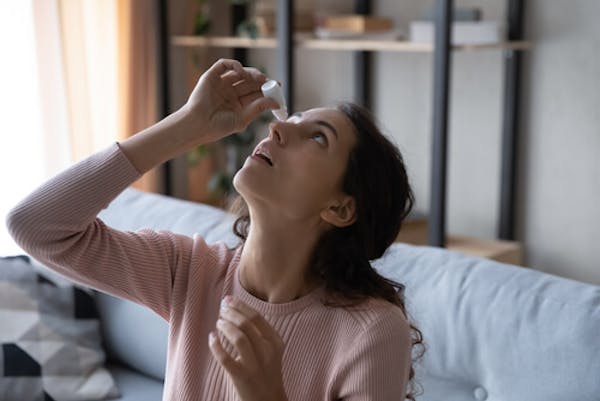 目薬を挿す女性