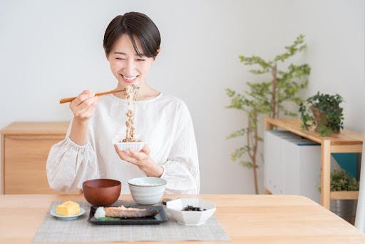 食事する女性