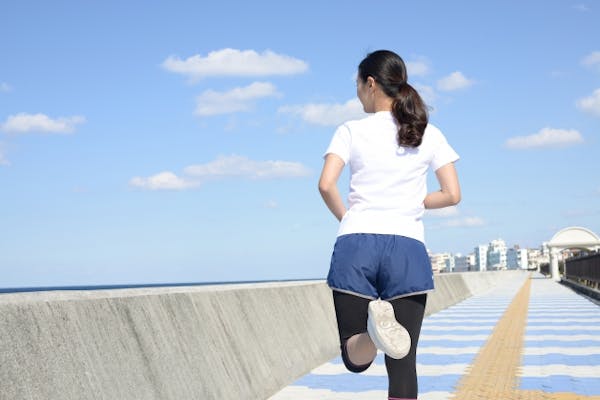 女銀をしている女性の後ろ姿