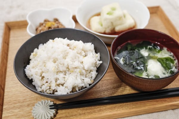 玄米ご飯とすまし汁の和食