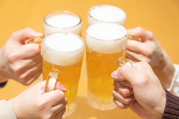 ビールで乾杯しているところ