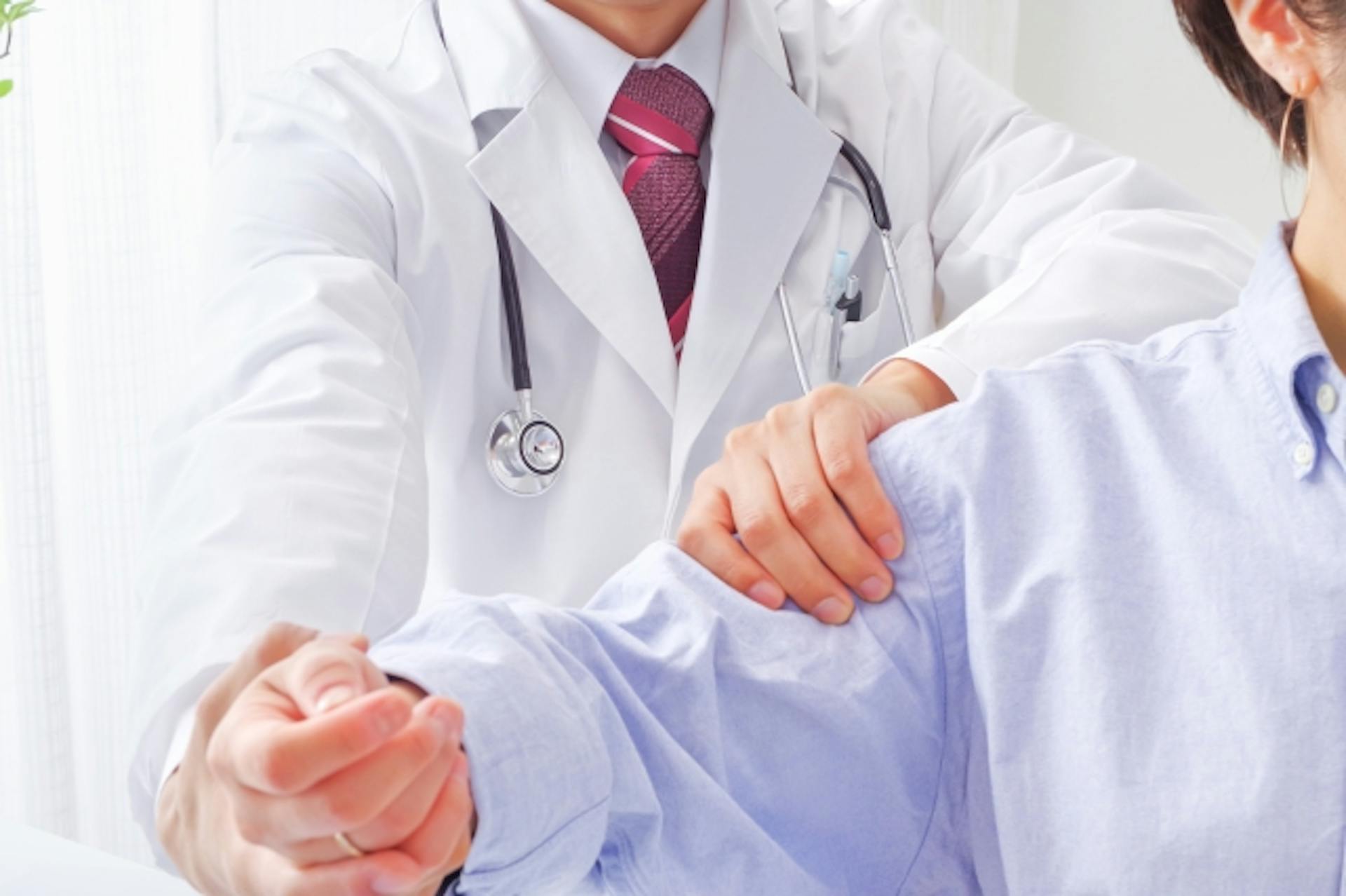 これって五十肩？症状や原因、予防のポイント、治療法について解説のサムネイル