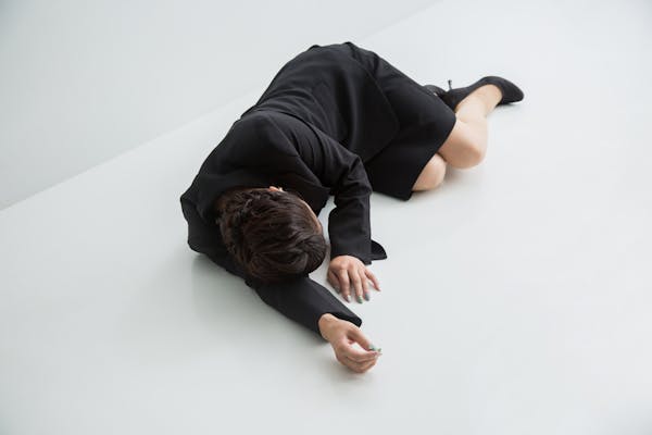 床に倒れているスーツの女性