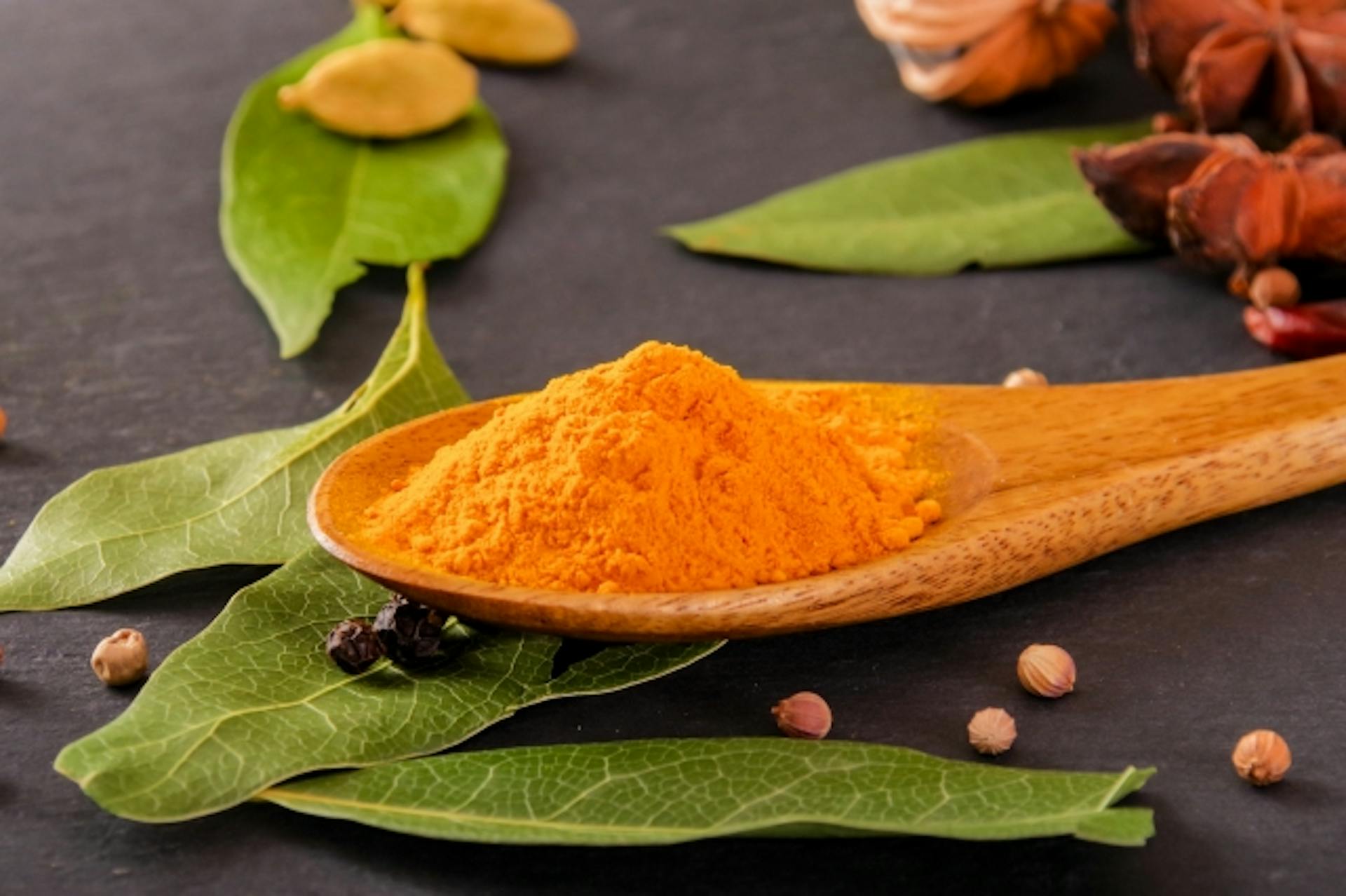 ウコンとは？効能や摂取の際の注意点、安全性について詳しく解説のサムネイル