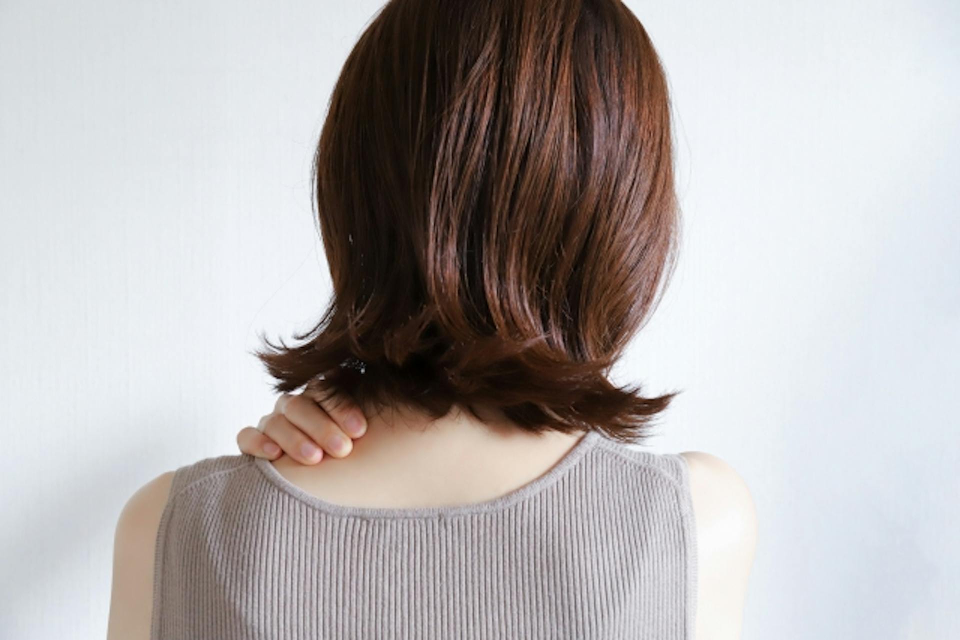 ストレートネックとは？原因や症状、予防・改善のポイントを解説のサムネイル