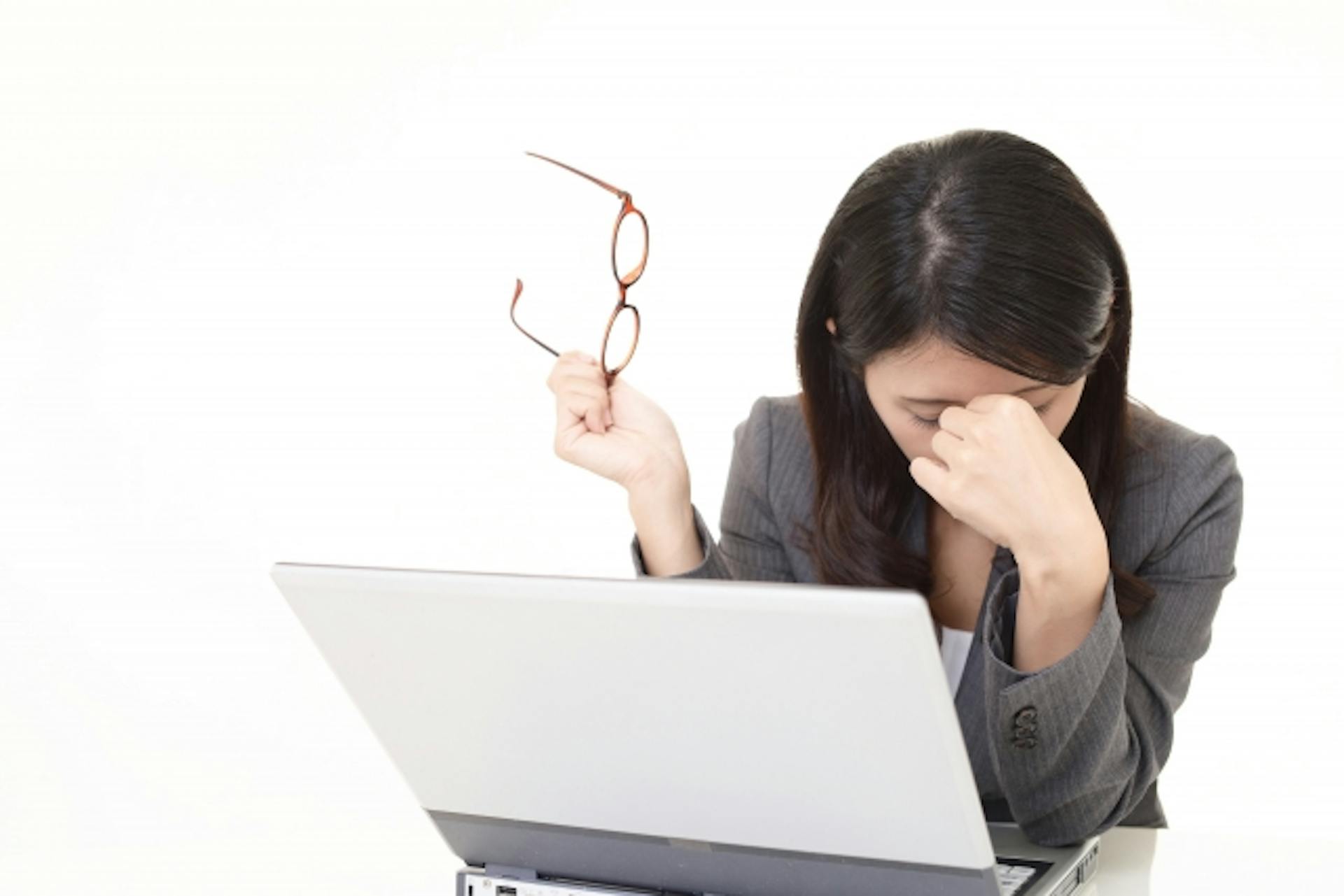 眼精疲労の原因は画面の見過ぎだけじゃない？予防や対処法を解説のサムネイル