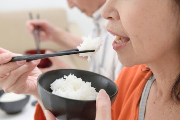 食事中のシニア女性