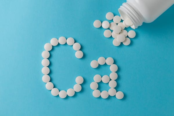 白い錠剤でつくったCaの文字