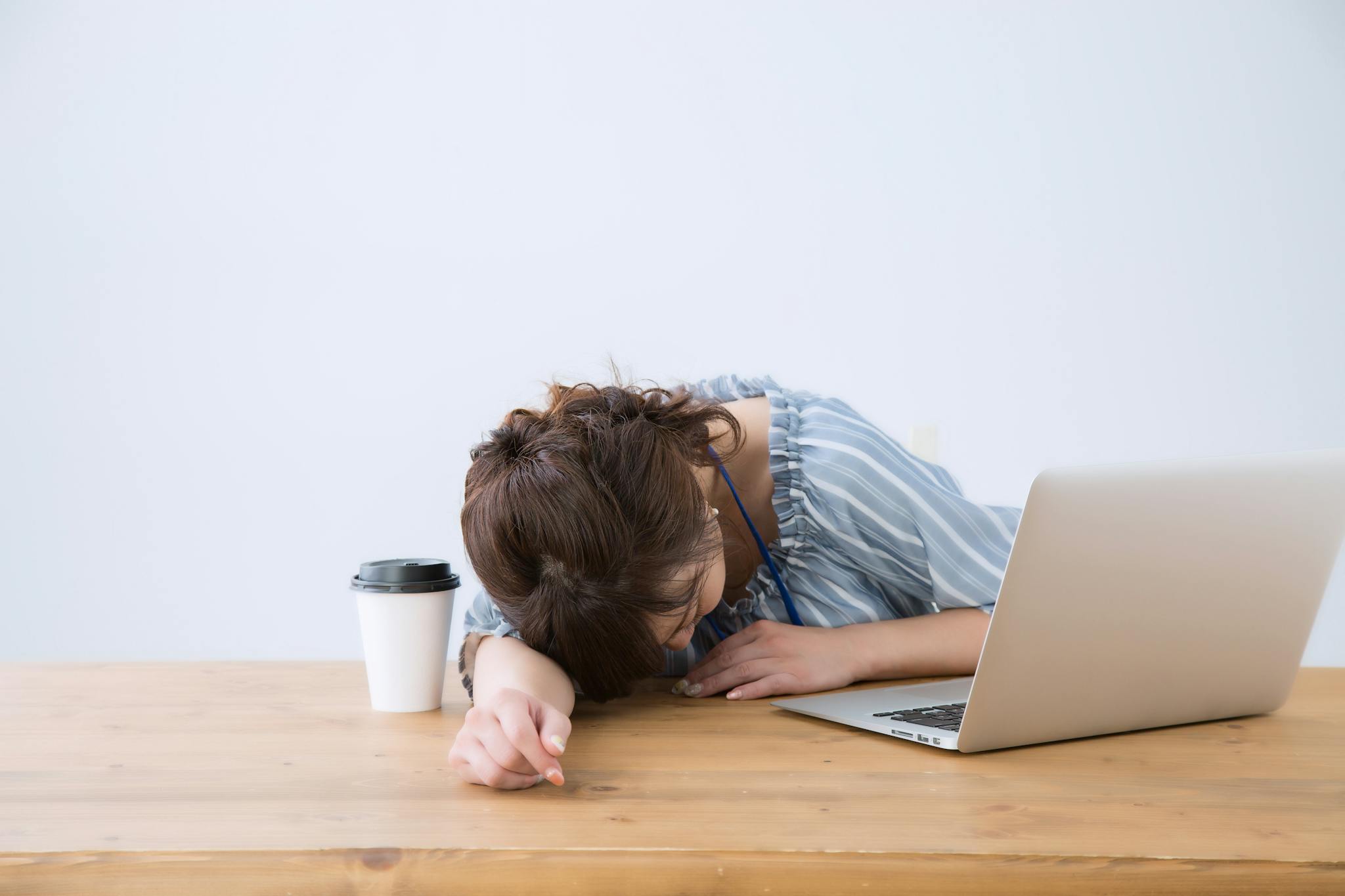 炭水化物を摂ると眠くなる？眠気の原因と予防のためのポイントを解説のサムネイル