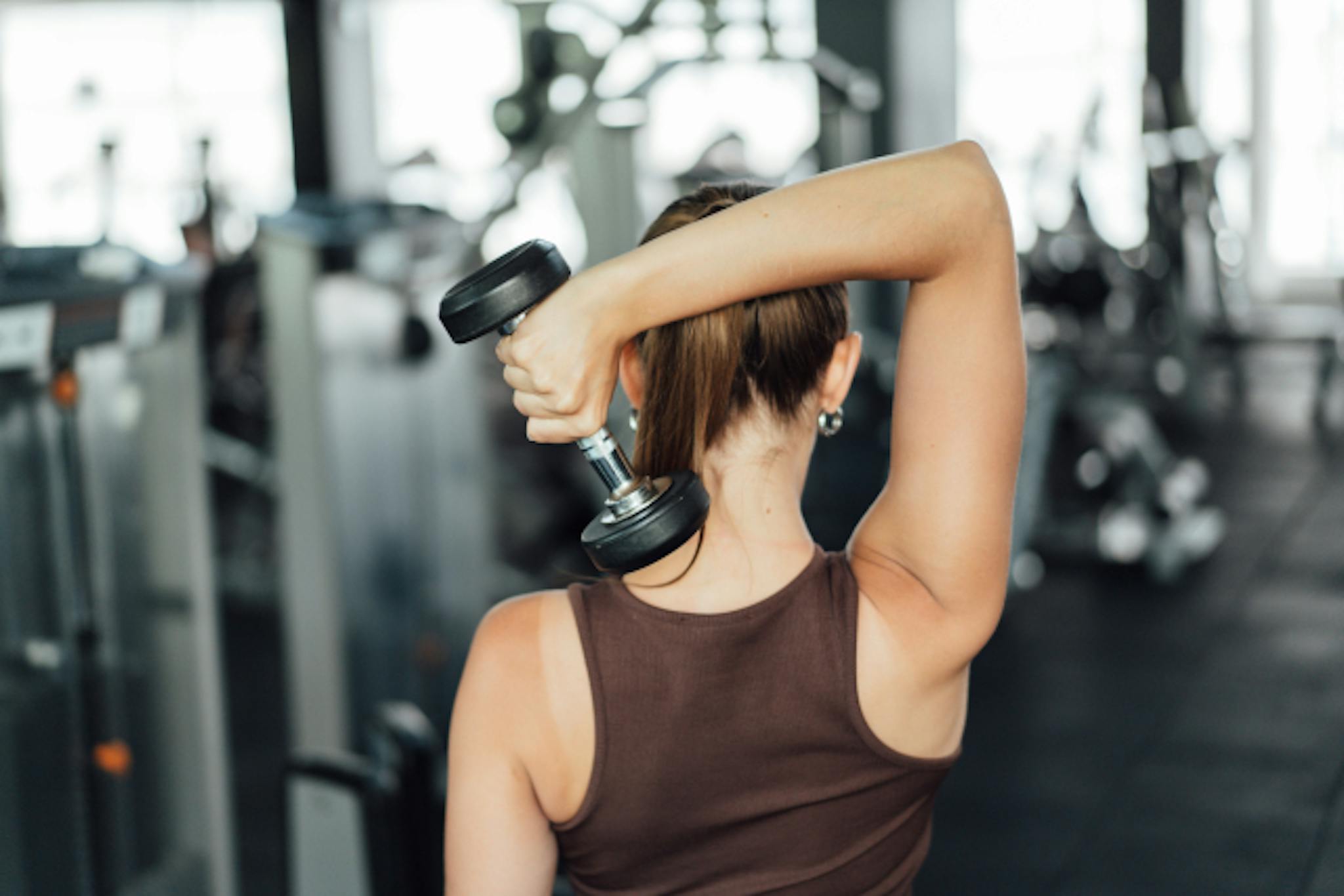 ダンベルロウの正しいやり方は？背中の筋肉を鍛えるトレーニングのサムネイル