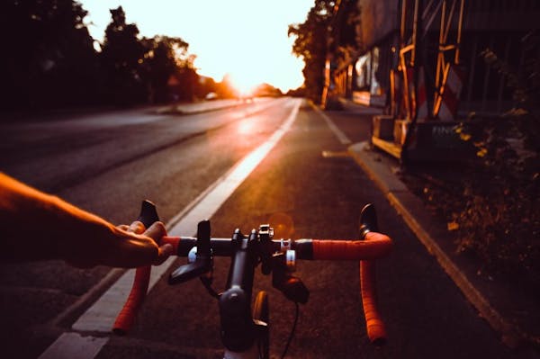 夕日に照らされる自転車