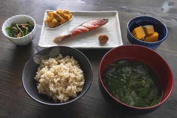 玄米ご飯の和食