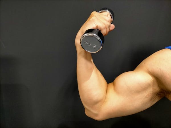筋肉隆々の男性の腕