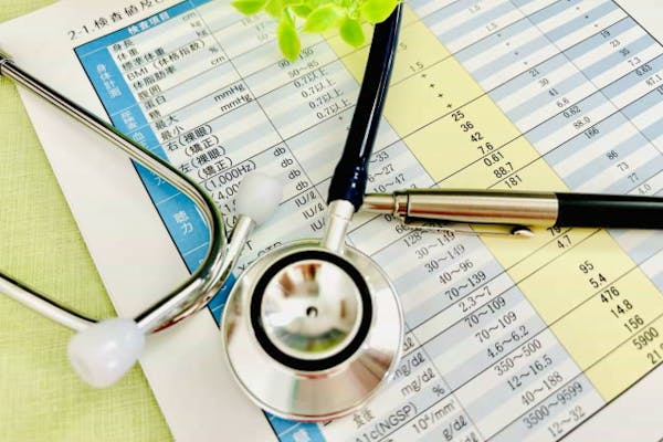 聴診器と検査票