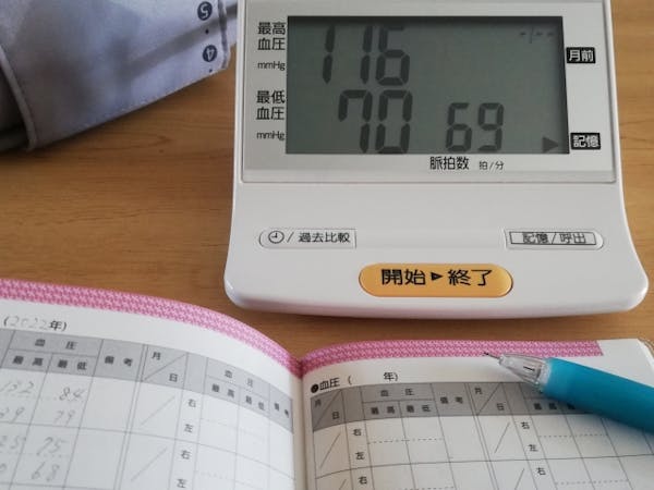 血圧測定器と手帳