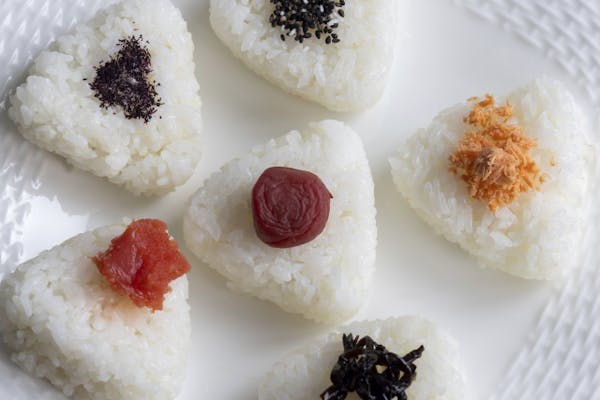 梅やシャケなどのおむすび