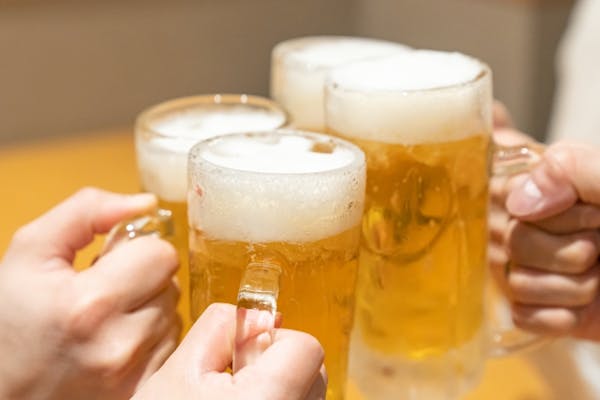 ビールジョッキで乾杯しているところ